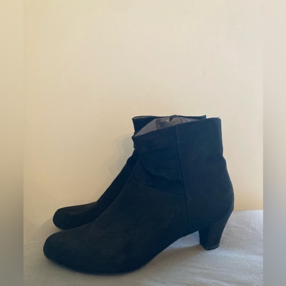 Aerosoles Women's Shore Fit Booties Mid Black Faux Suede Size 8 Heelrest